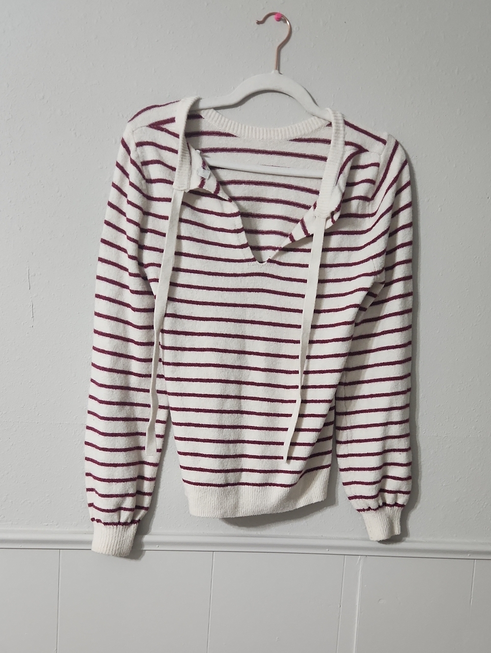 Source Unknown White Sweater with Burgundy Stripes V-Neck